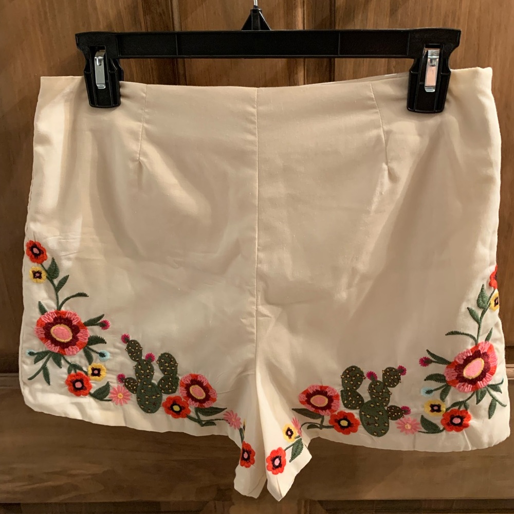 Gianni Bini medium embroidered high waisted shorts